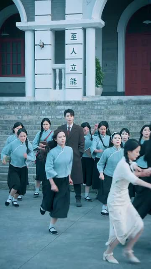 （巾帼女校最强男老师50集）全集短剧免费在线观看封面图