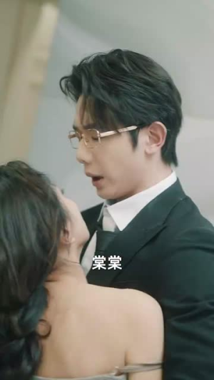 （赠你玫瑰与月光68集）短剧全集在线观看无压力封面图